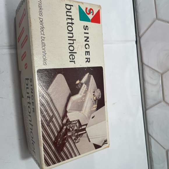 Singer Buttonholer In VINTAGE 1960? Original Box Makes Perfect Buttonholes - Picture 8 of 8